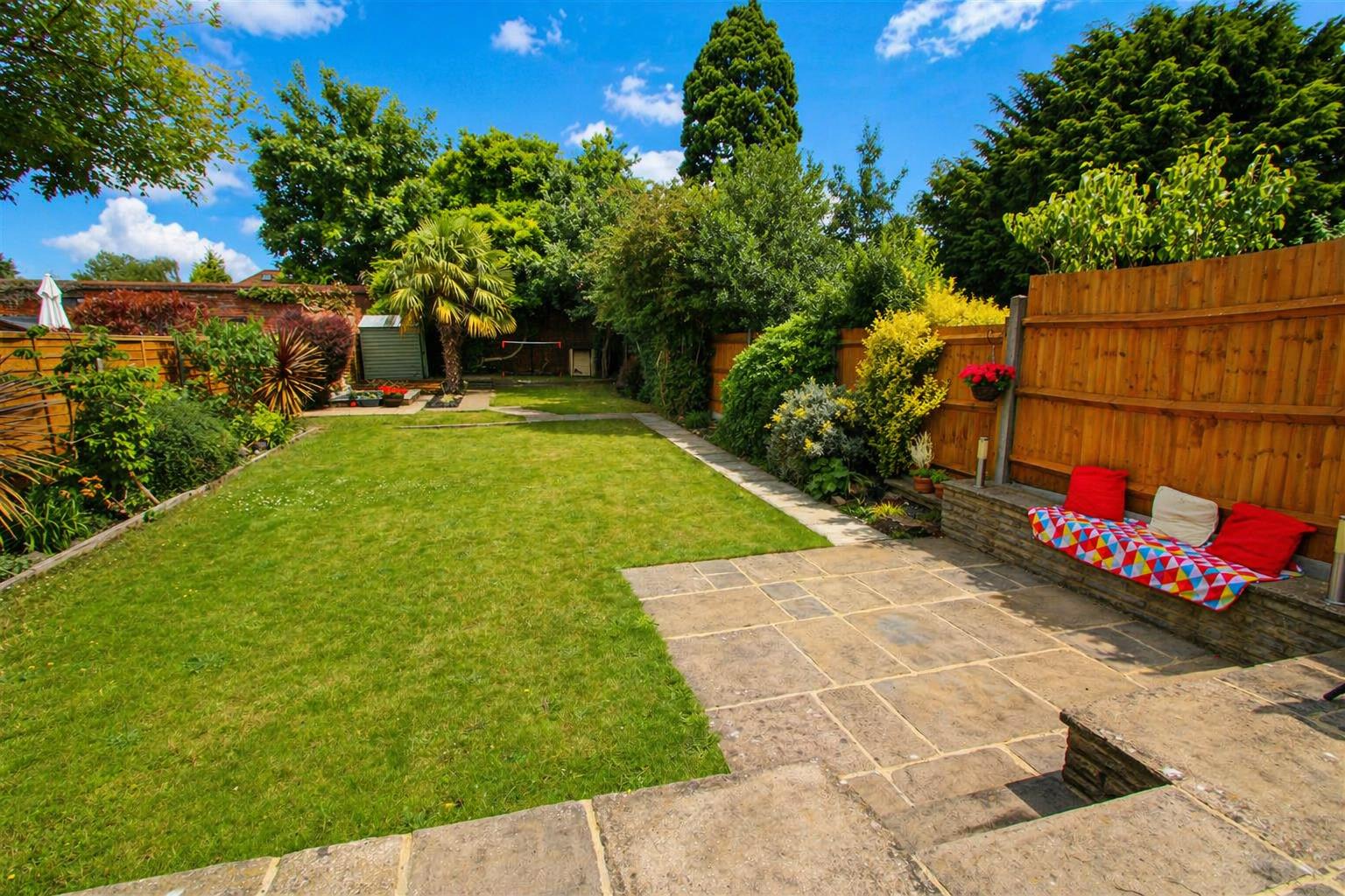 4 bed property in Tritton Avenue, Beddington